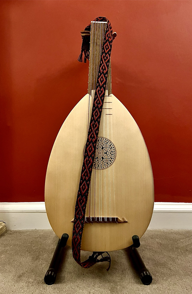 Band attached to a lute