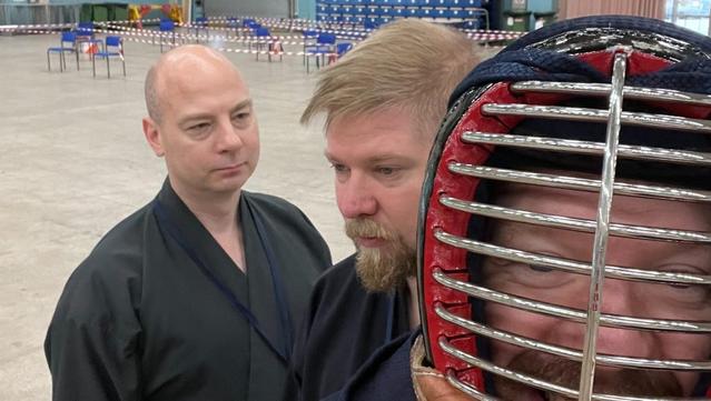 Seuran ohjaajat, vasemalta oikealle, Sampsa Pesonen, Tuomas Koskinen, Markus Ojala (men-päässä). Sampsa katsoo oikealle, Tuomas vasemmalle, Markus kameraan, taustalla liikuntahalli. Selfie.