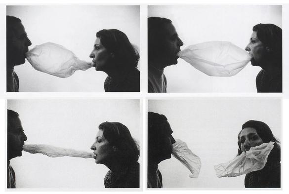 Серия из четырёх чёрно-белых фотографий, на которых пара художн:иц держат во рту за разные уголки прозрачный пластиковый пакет. Об:е сняты в профиль, об:е повёрнуты лицом подруга к другу. Изначально отверстие в пакете находится во рту у Елены Альмейды, что стоит справа. На последнем снимке пакет уже разорван пополам и его части по прежнему зажаты в зубах у перформер:ок, а Елена Альмейда смотрит в камеру. // A series of four black and white photographs in which a pair of artists hold a transparent plastic bag in their mouths by different corners. Both are taken in profile, both are facing each other. Initially, the hole in the bag is in the mouth of Helena Almeida, who is standing on the right. In the final picture, the bag has already been torn in half and its parts are still clamped in the performers’ teeth, and Helena Almeida is looking at the camera. // Helena Almeida, “Listen to me”, 1979