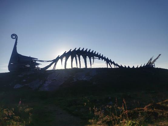 Le drakkar Leviathan de profil dans le soleil couchant