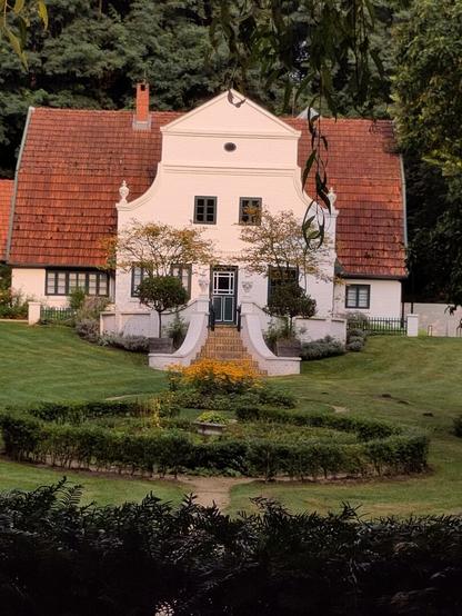 Weiße Villa und Park.