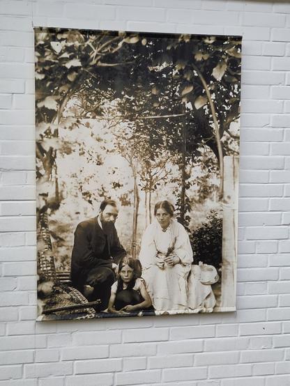Fotografie von einer Frau, einem Mann und einem Kind.