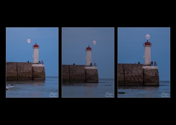Triptyque de trois photos verticales d'un phare à la tour blanche, et au sommet peint en rouge, au bout d'une jetée, au crépuscule. Sous la première photo, la presque pleine lune est à gauche de la lanterne du phare, sur la seconde photo, la lune est à droite de celle-ci et sous la troisième photo, la lune est juste au dessus du sommet du phare.