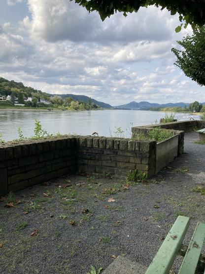 Fotografiert am Unkeler Ufer nach rechts mit Blick auf den Drachenfels. Wolkiger Himmel. Die schwüle Wärme lässt sich nicht fotografieren, doch darum nenne ich sie und auch das wenige Lüftchen, dass sich nun regt.