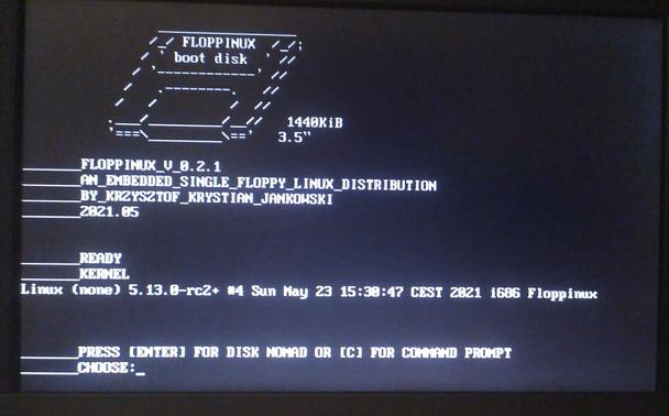 Boot Splash Screeen of Floppynux v0.2.1 with ASCII Art of a 3,5" 1440kB FDD at the top.
