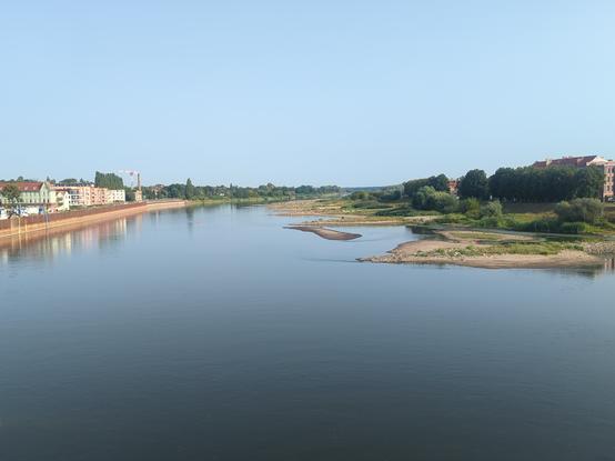 Blick von der Stadtbrücke gen. Norden.
ggü. der letzten Woche sind die Sandbänke auf der polnischen Seite grösser geworden.
aber sue fließt noch recht zügig...