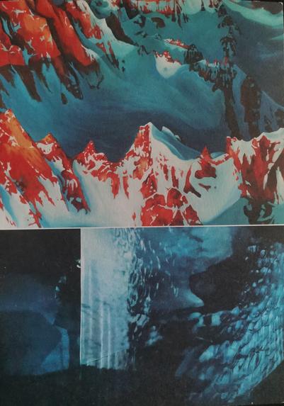 Deux photos superposées de glaciers :
1- vue générale d'un paysage accidenté et enneigé, et rehaussé de rouge sur les parties rocheuses exposées.
2 - photo de glace transparente prise dans une galerie de glace