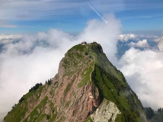 Grosser Mythen (Berg in den Schweizer Alpen) aus der Luft fotografiert.