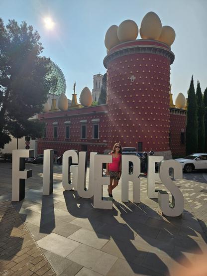 Esterno della casa museo Salvador Dalì a Figueres