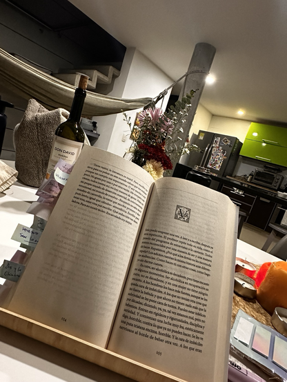 Atril sosteniendo un libro.