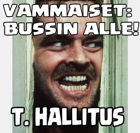 Jack Nicholsonin näyttelemä hahmo Hohto-elokuvassa tunkemassa ovesta läpi naamalla julma ja pirullinen huutoilme. Ylhäällä iso teksti -> Vammaiset: bussin alle! Alhaalla iso teksti: T. Hallitus
