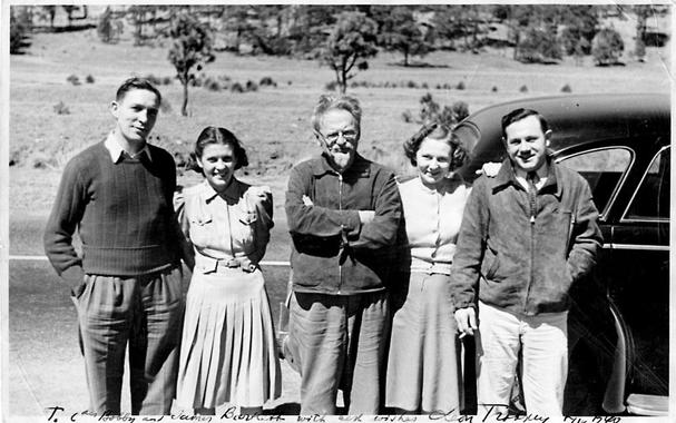 Foto: Leo Trotzki in der Bildmitte (neben Harry De Boer, links außen, und James H. Bartlett, ganz rechts, und deren Partnerinnen) in Mexiko 1940, im Jahr seiner Ermordung. Quelle: Public Domain