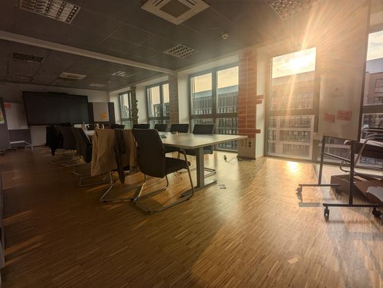 Stimmungsbild: Ein Arbeitsraum des Book Sprints an der TH Köln gestern Abend nach dem Ende von Tag 2