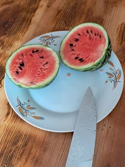 Arbuz przecięty na pół