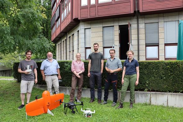 Referendarinnen und Referendare mit Mitarbeitern der Abteilung Biometrie und Informatik vor dem Hauptgebäude der Forstlichen Versuchs- und Forschungsanstalt Baden-Württember in Freiburg.
