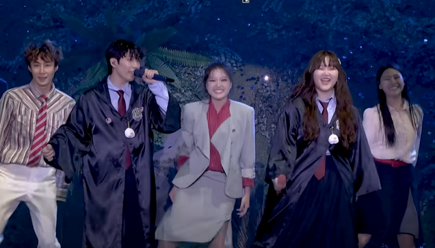 AKMU performing How People Move at their 10th Anniversary show