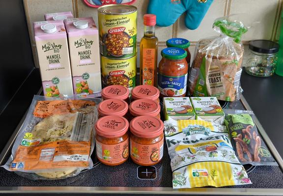 Mandelmilch, linseneintopf, erdnussöl, Tomatensoße, Toast, Brot mit Knoblauch und so, currypaste, Kokosmilch, kräuterli Bonbons, Billie green Salami Snacks.
