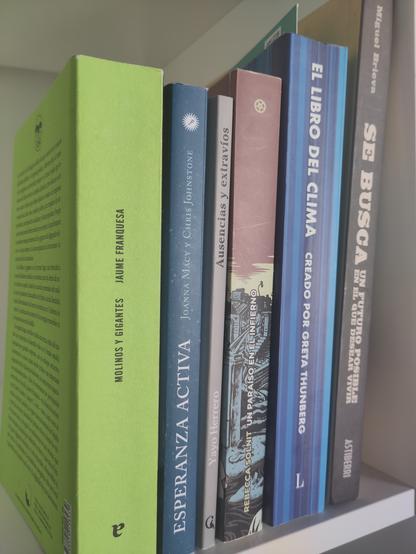 Libros en una estantería:
Molinos y gigantes de Jaume Franquesa
Esperanza Activa de Joanna Macy
Ausencias y Extravíos de Yayo Herrero
Un Paraíso en el Infierno de Rebecca Solnit
El libro del clima editado por Greta Thunberg
Se busca un futuro posible en el que desear vivir de Miguel Brieva