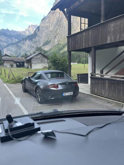Car with registration plate: SEX404