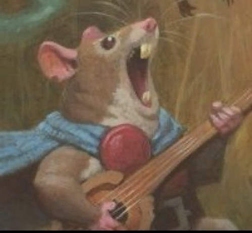 Meme de la rata bardo
Recorte de una ilustración de una carta de Magic.
Rata antropomorfa que sostienen lo que parece un laud hecho con una nuez.
Lleva una capa y se le ve un cacho de la hebilla del cinturón con lo cual deducimos que también lleva pantalones.
Su expresión es de estar cantando a voz en grito y con la boca muy abierta (se le ven los dos pares de dientes arriba y abajo) mientras anda y toca.
Parece estar arengando a sus compañeros (fuera de la imagen)