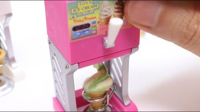 Miniature Edible Soft Serve Ice Cream Machine Gacha Capsule Toy