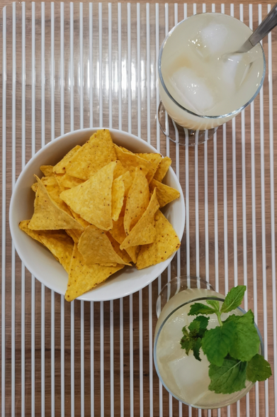 i cocktail descritti nel toot ripresi dall'alto assieme ad una ciotola piena di tortillas