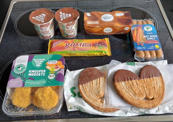 The vegan cow Joghurt kaffe, harvest moon dessert, rumba reis schoki, hot dog Würstchen, the vegan cow nuggets, Schweineohren