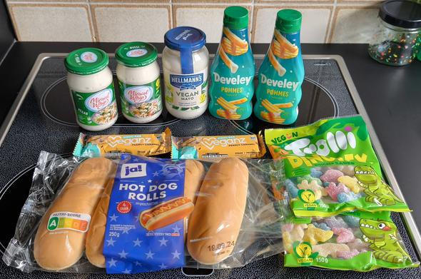 Miracle whip mayo, Hellman's mayo, delivery pommes Soße, veganz Riegel, hot Dog Brötchen, trolli dino Gummibärchen