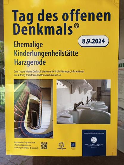 Ein Plakat auf dem steht: "Tag des offnen Denkmals - 8.9.2024 - Ehemalige Kinderlungenheilstätte Harzgerode" mit zwei Fotos, auf einem ist ein Treppenhaus von oben zu sehen auf dem anderen mehrere Waschbecken mit Ablage zu sehen.