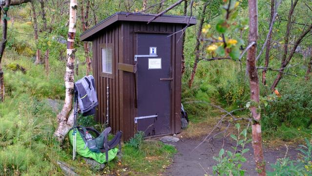 Toilettenhaus entlang des Weges.
