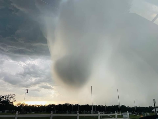 Immagine che immortala il fenomeno del downburst, a poche centinaia di metri dal suolo