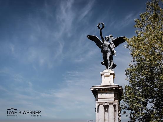 Flügelskulptur auf der dreibogigen Römerbrücke zu Ehren von Victor Emmanuel II