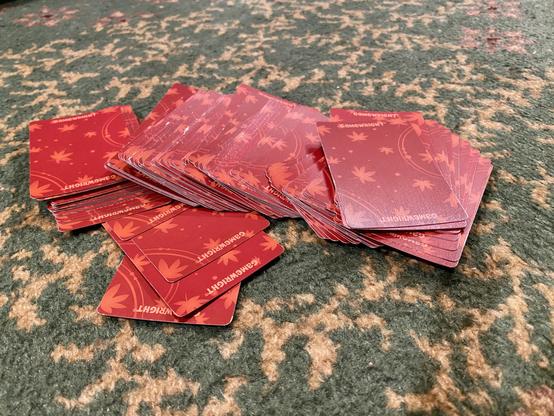Sushi Go Karten verdeckt und durcheinander auf Teppichboden