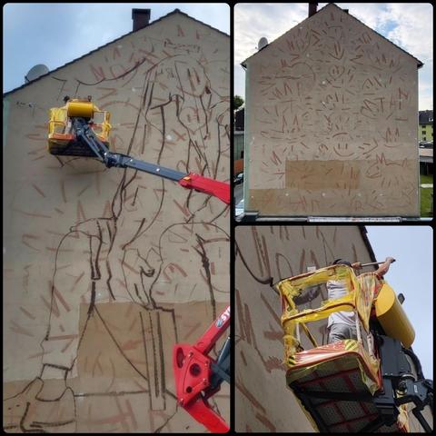 Streetart. Three photos of a multi-storey house with a beige exterior wall that is to be painted for a large mural. The scribbled preliminary drawing only serves to position the later mural and does not show the final result. Two pictures show a red lifting platform with the artist on the wall.
Info: BEZT aka Mateusz Gapski is known for his fantastical, dream-like murals that generally feature realistic portraits of humans, floral motifs and animals with a sense of melancholy.