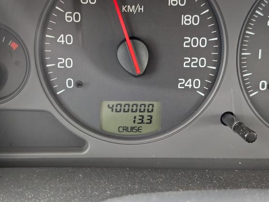 Speed and odometer of a car. Odometer shows a total of 400000 kilometers.