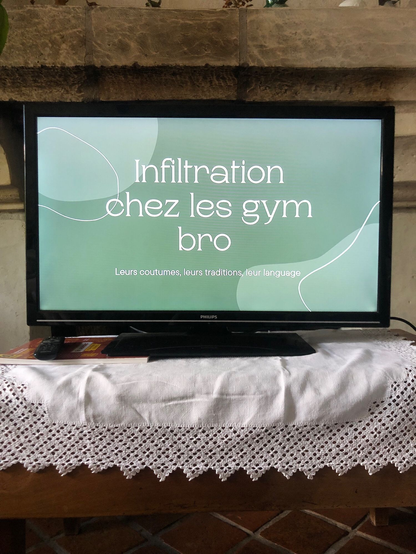 télévision avec la page d'intro "Infiltration chez les gym bro. Leurs coutumes, leurs traditions, leur language"