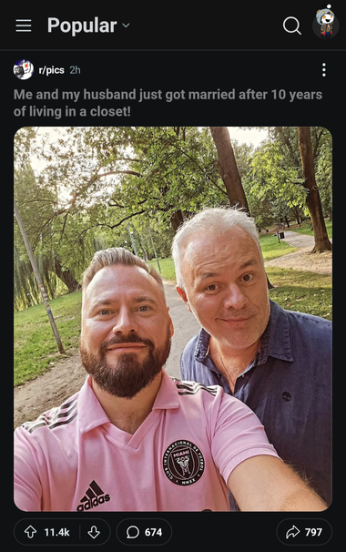 Post na subreddicie r/pics z ponad 11 tysięcy wgóręgłosów. Tytuł: "Ja i mój mąż właśnie wzięliśmy ślub po 10 latach bycia w szafie! (ukrywania orientacji seksualnej)"
Na zdjęciu Krzysztof Stanowski i Robert Mazurek