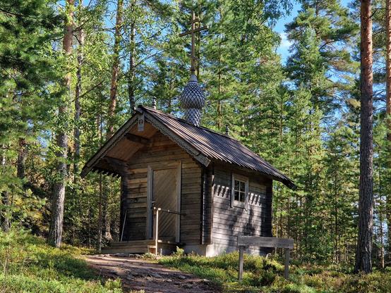 Pieni, puinen ortodoksinen tsasouna ulkoa