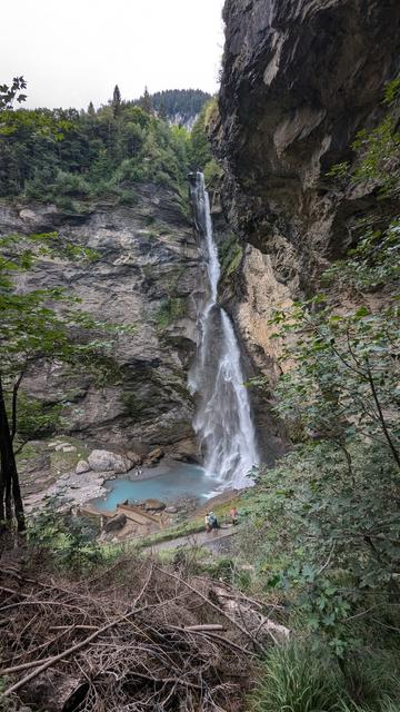 Reichenbach Fälle,
Zu sehen ist ein Wasserfall im Gebirge