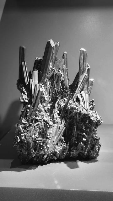 photo en noir et blanc de cristaux de stibnite qui me font personnellement penser à une forteresse de la solitude