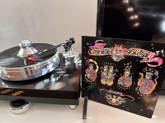 Ein Plattenspieler spielt die Platte „Free“ von „Concrete Blonde“.