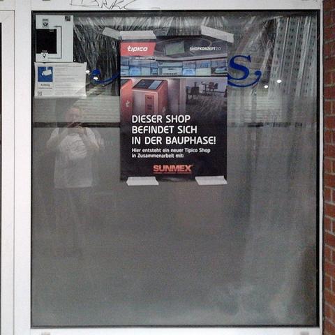 Foto eines geschlossenen Buchmacherladens. Im zugehängten Fester ein Plakat: »Tipico – Dieser Shop befindet sich in der Bauphase! – Hier entsteht ein neuer Tipico-Shop in Zusammenarbeit mit: Sunmex«.