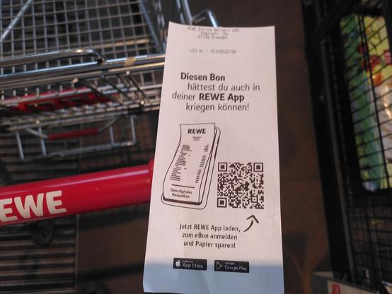 Werbung aus dem Bondrucker: „Diesen Bon hättest du auch in deiner REWE App kriegen können! Jetzt REWE App laden, zum eBon anmelden und Papier sparen!“