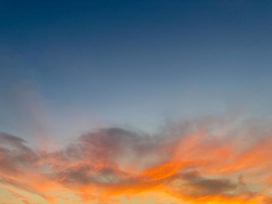 Orange leuchtende Wolken.