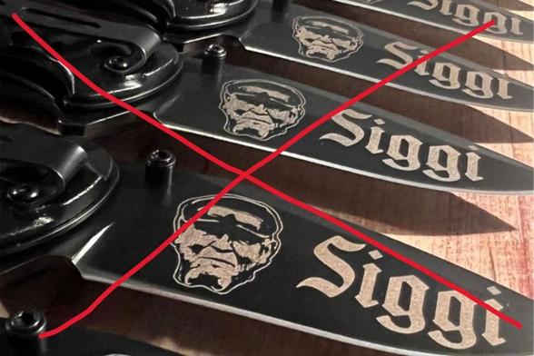 Vier Messer aus dem besagten Nazi-Shop mit der eingravierten hässlichen Fresse vermutlich eines verstorbenen Suff-Nazis. Daneben steht "Siggi"