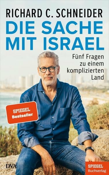 Buchcover mit Autor Richard C. Schneider auf einer Mauer sitzend, im Hintergrund ist Tel Aviv zu sehen.