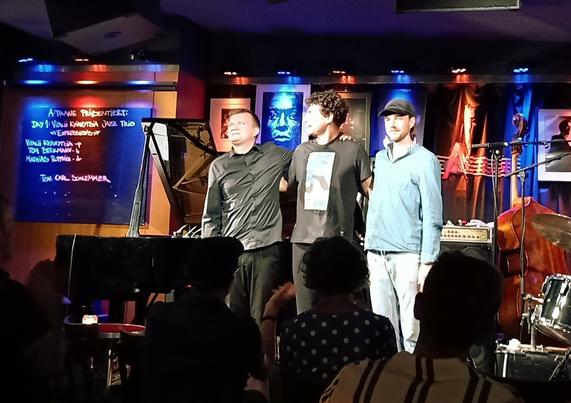 Die Musiker verbeugen sich nach dem Konzert.