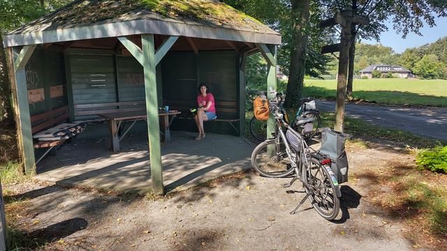 Schutzhütte am Wegesrand, zwei Fahrräder davor, kurze Pause