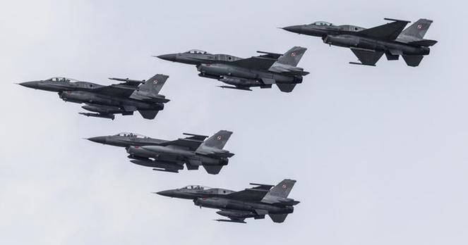Five F-16s in flight
