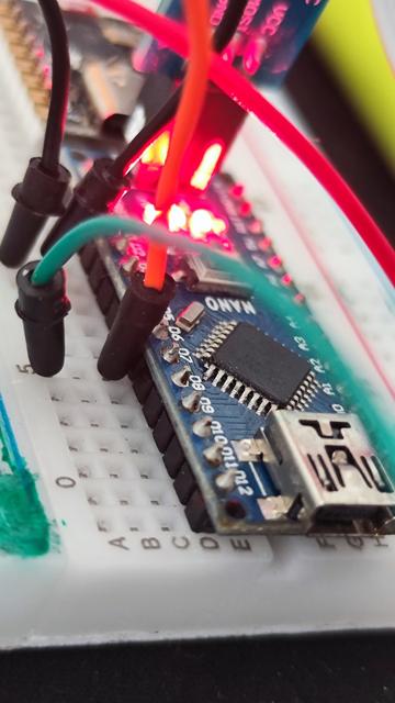 На макетке встроена плата Arduino Nano с подключенным программатором USBasp.